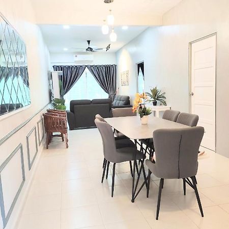 Homestay Cassa Dinie Private Pool Rantau Panjang Esterno foto