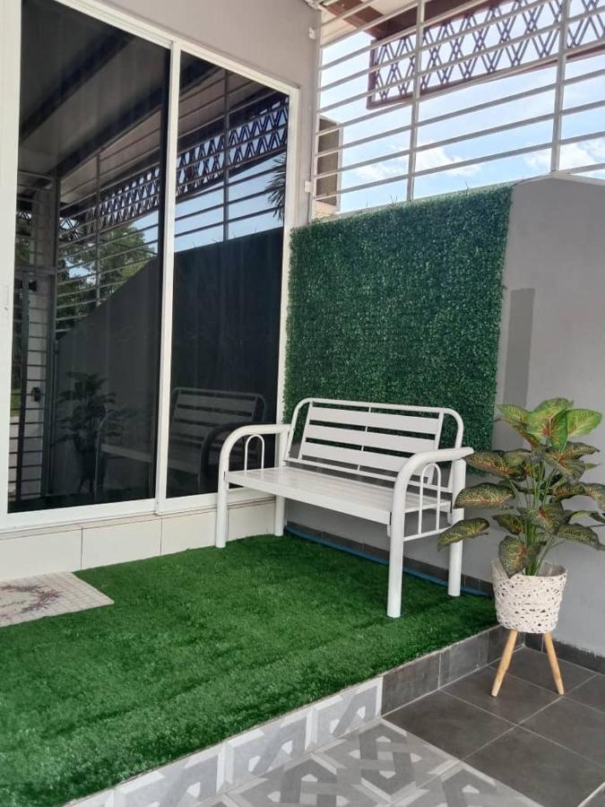 Homestay Cassa Dinie Private Pool Rantau Panjang Esterno foto