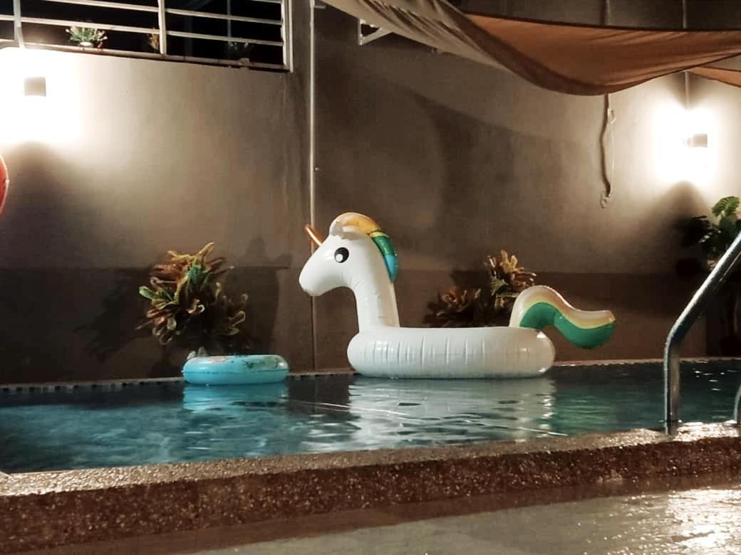 Homestay Cassa Dinie Private Pool Rantau Panjang Esterno foto